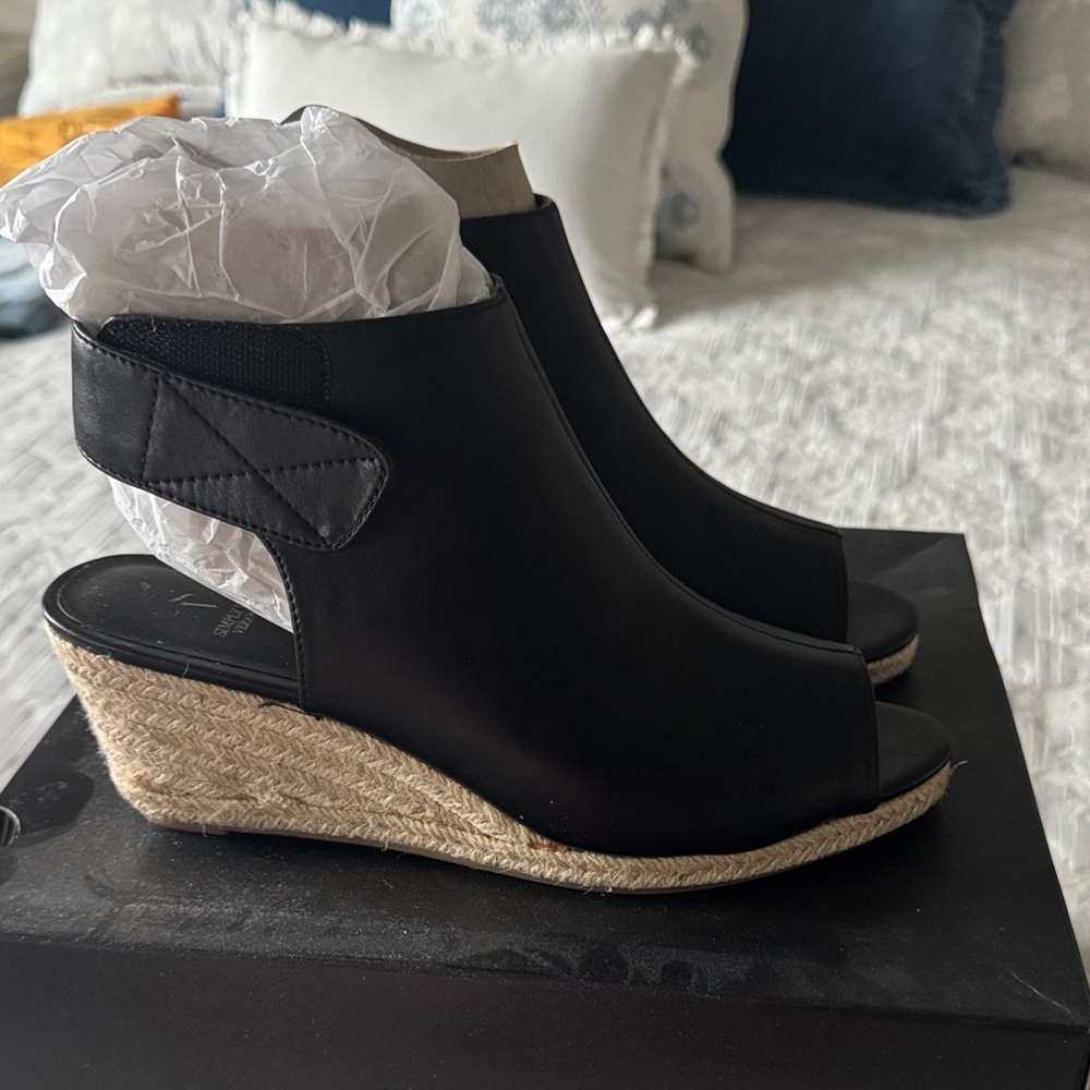 Simply Vera Vera Wang Black Wedge Sandals